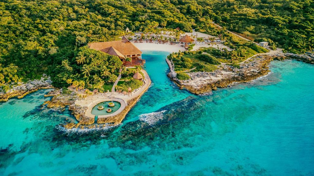 El Occidental at Xcaret Destination es un complejo de todo incluido con múltiples actividades e instalaciones para toda la familia y está situado a poca distancia del impresionante parque Xcaret, a 45 minutos en coche de Cancún y a 10 minutos en coche de Playa del Carmen. Los huéspedes del Occidental at Xcaret Destination pueden disfrutar de diversas actividades, como programas supervisados ​​para niños y clases de buceo. El complejo también cuenta con 7 piscinas, servicios de spa, club nocturno, discoteca, 11 restaurantes y 10 bares. El Occidental at Xcaret Destination organiza excursiones a las ruinas mayas y a los yacimientos arqueológicos de Chichén Itzá. Este magnífico complejo cuenta con el paquete Occidental Unlimited Xcaret Xperience (UXX), que ofrece acceso ilimitado al parque Xcaret durante la estancia (por un suplemento). Este paquete UXX ofrece más de 40 exhibiciones y atracciones en el famoso parque ecoarqueológico Xcaret.