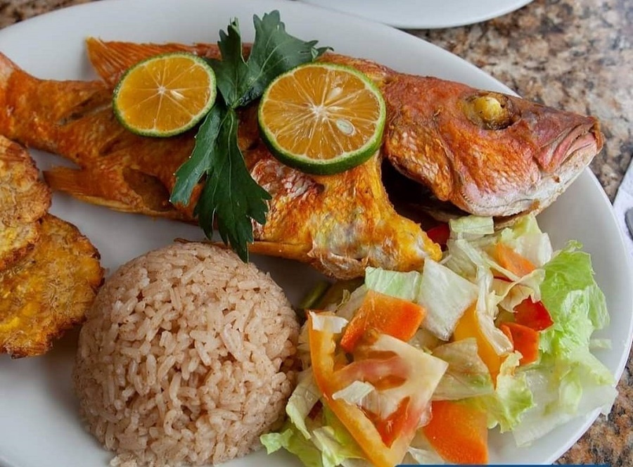 Pargo frito, arroz con coco y patacones de colombia