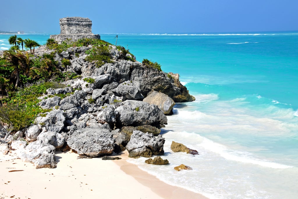 Tulum es uno de los lugares para visitar en pareja, en plan de mochilero, solo o con la familia y uno de sus principales atractivos es su zona arqueológica y la playa cercana a la misma que se aprecia en esta imagen. 