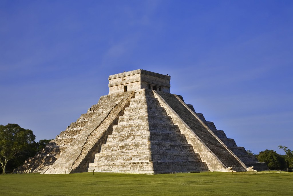 La pirámide de Chichen itzá es uno de los principales atractivos culturales y arqueológicos de México y en esta foto se puede apreciar la belleza de la pirámide en un clima cálido y sin mucha influencia de visitantes.