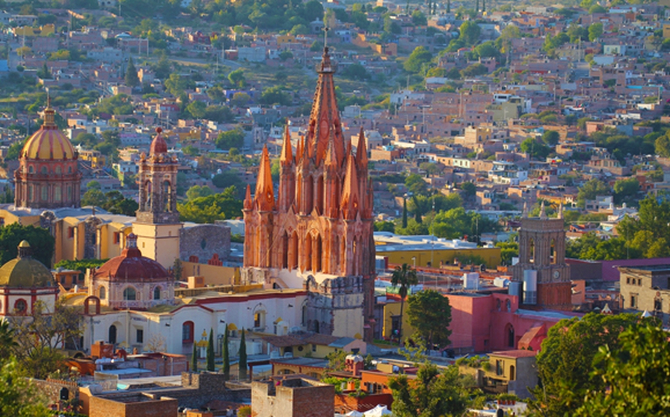 San Miguel de allende es un sitio para conocer en México, lleno de calles coloniales, sitios arquitectónicos y un ambiente natural hermoso plasmando por sus coloridas calles.
