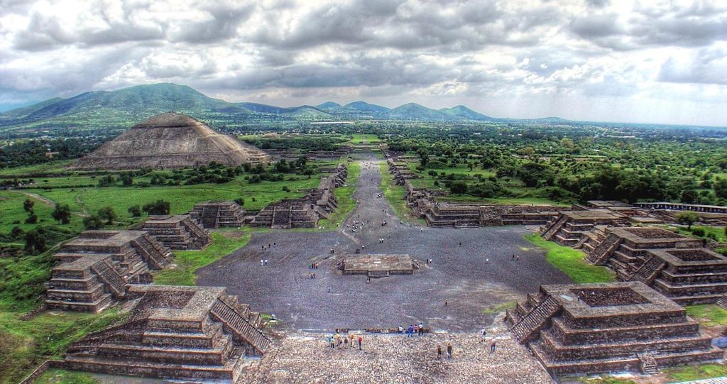 Teotihuacán es la zona turística de México y en ella sus pirámides y los tour de en globos aerostáticos lo hacen estar en el top de los 10 mejores sitios místicos de México.,